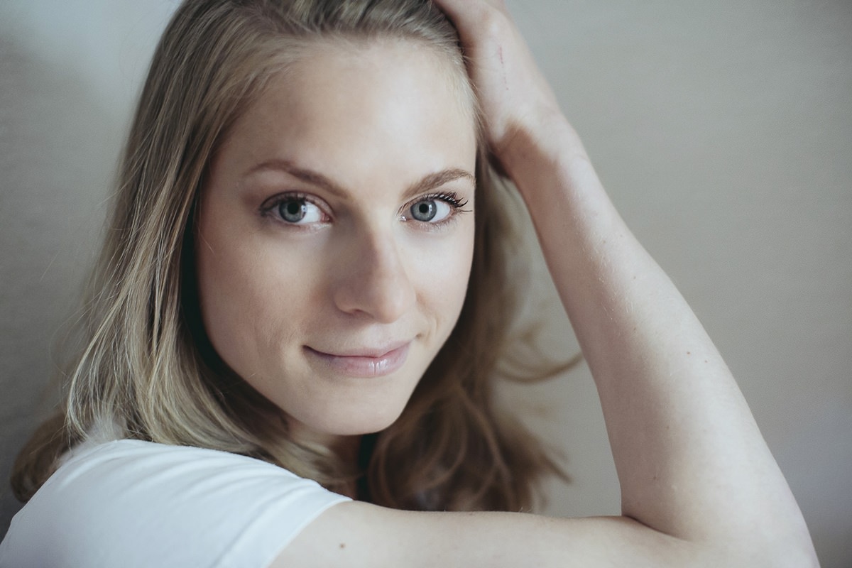 Headshot einer Schauspielerin vor weißem Hintergrund | Foto: Hanna Witte