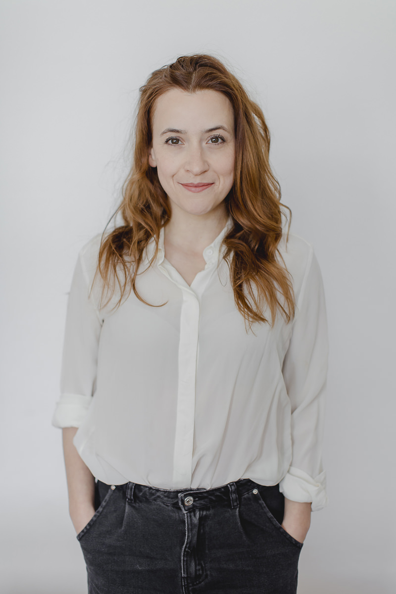 professionelles Halbkörper Portraitfoto einer Schauspielerin vor weißem Hintergrund | Foto: Hanna Witte