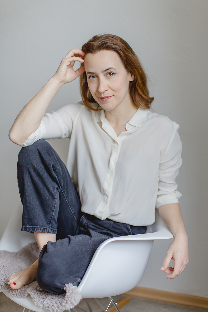natürliches Portraitfoto einer Schauspielerin in sitzender Pose | Foto: Hanna Witte