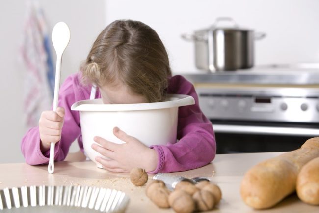 Lustiges Werbefoto mit einem Kind in der Küche