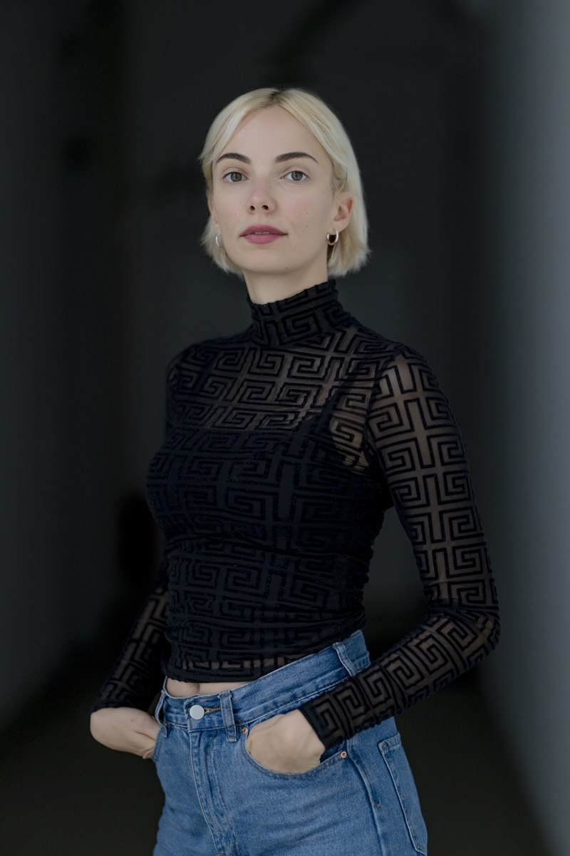 professionelles Portraitfoto einer Schauspielerin vor dunklem Hintergrund | Foto: Hanna Witte