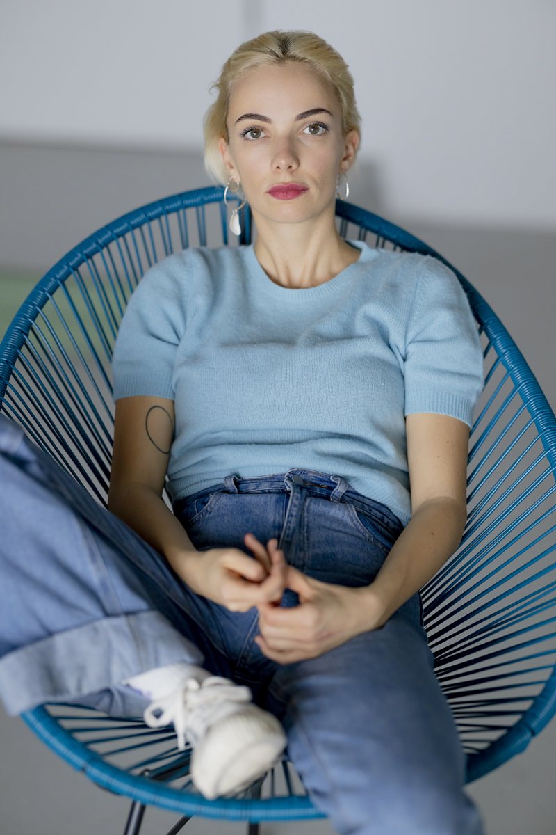 Portraitfoto einer Schauspielerin in sitzender Pose | Foto: Hanna Witte
