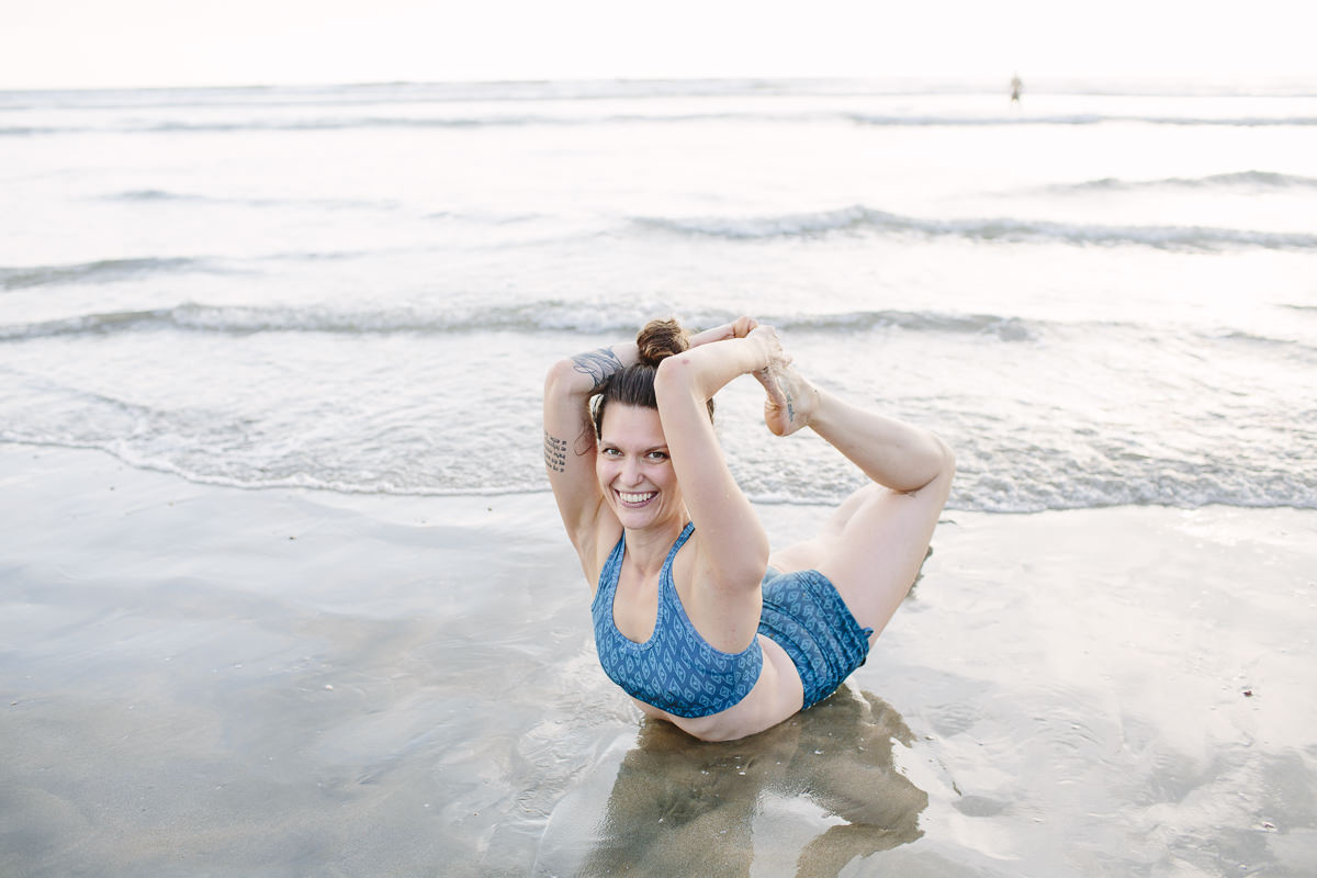 Yoga Foto von Liz Huntly und ihrer Yogapose im Wasser