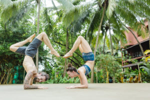 Yogafoto von einem Mann und einer Frau bei einer Yoga Übung in Indien | Foto: Hanna Witte