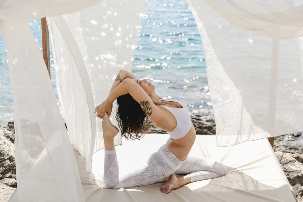 eine Frau macht ein Yoga Asana auf einem Bett am Meer von Kroatien | Foto: Hanna Witte