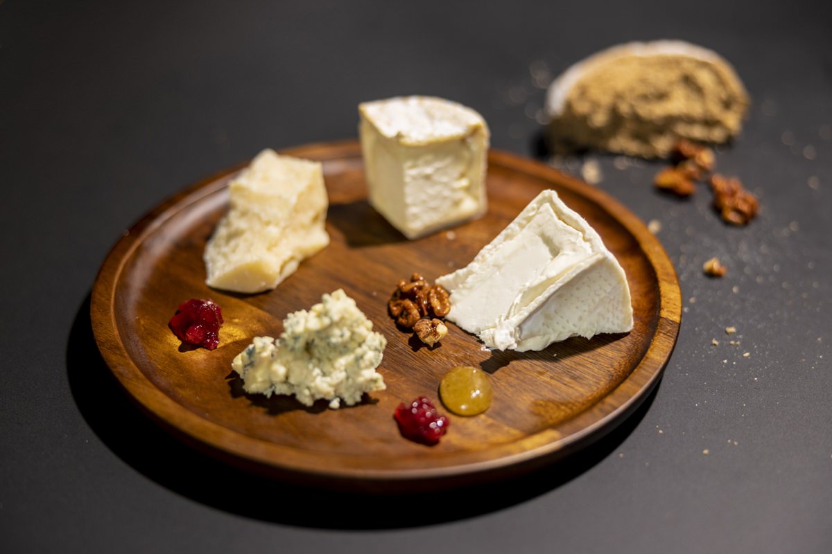 Food Foto einer Holzplatte mit verschiedenen Käsesorten | Foto: Hanna Witte