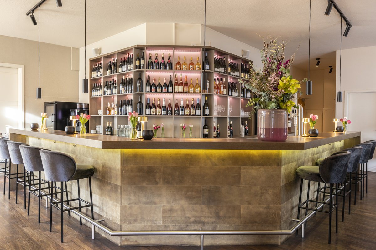 Bar Bereich mit Flaschen und Blumendeko im Restaurant Stappen in Düsseldorf | Foto: Hanna Witte