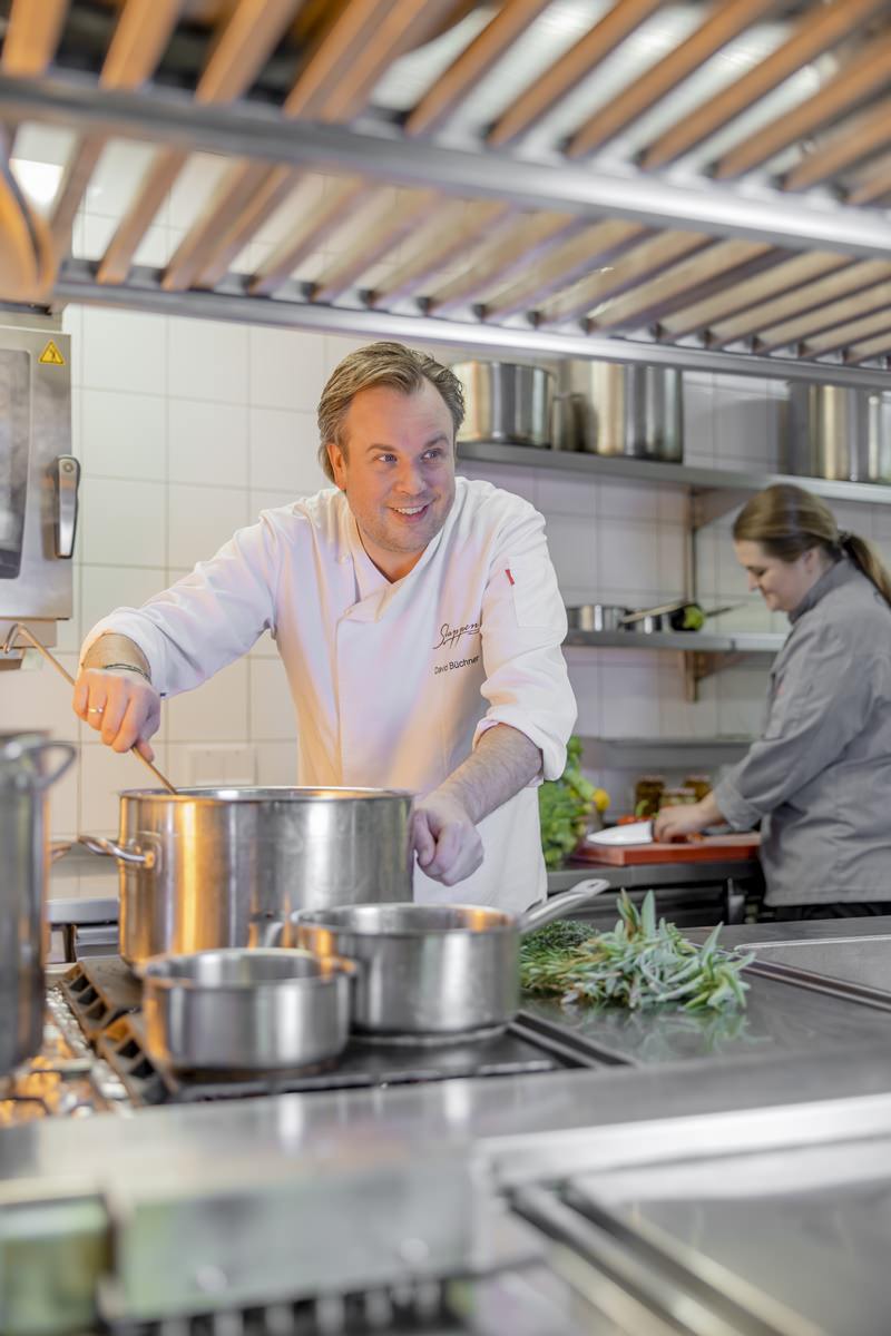 Koch David Ritter rührt in der Küche seines Restaurant Stappen in einem Topf | Foto: Hanna Witte