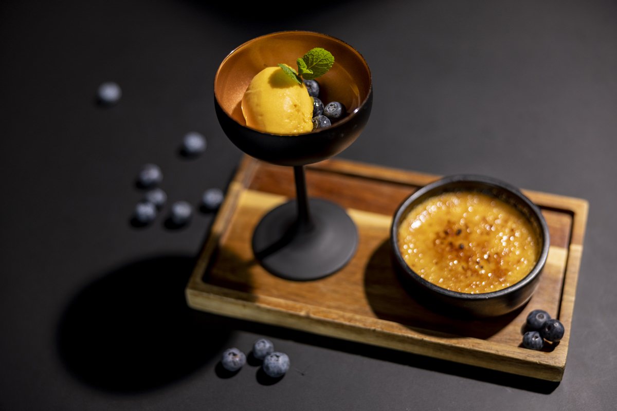 Food Foto einer Nachspeisen Variation mit Sorbet und Crème brûlée in schwarzen Dessertschalen | Foto: Hanna Witte