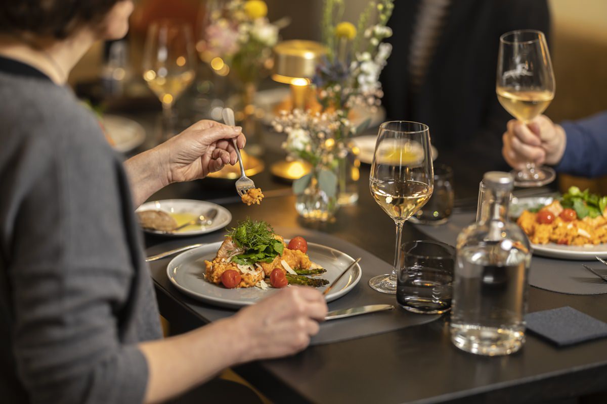 Gäste genießen ihr Dinner mit Wein und Speisen im Restaurant Stappen in Korschenbroich | Foto: Hanna Witte