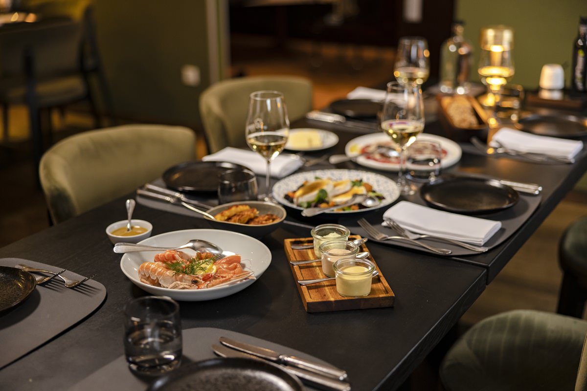 gedeckter Tisch mit Vorspeisen Variationen und Dips im Restaurant Stappen | Foto: Hanna Witte