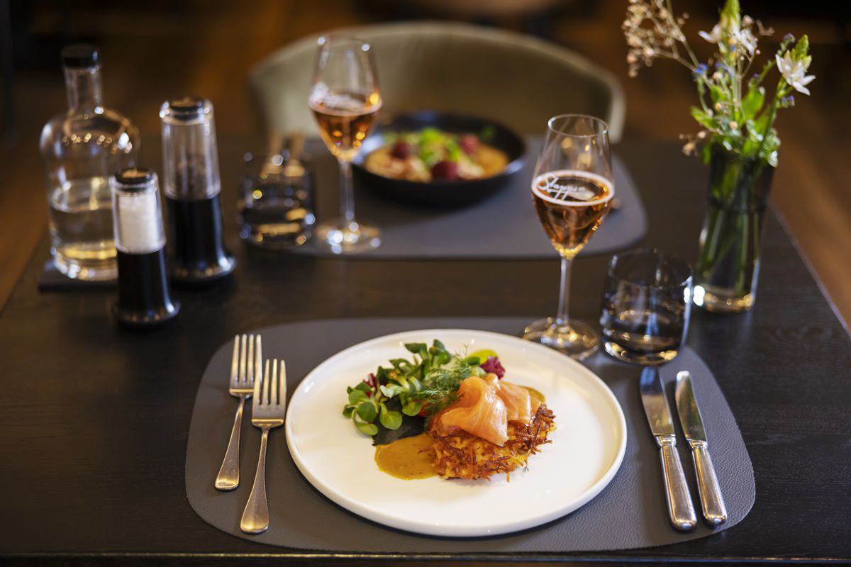 Food Foto von zwei Menütellern, gefüllten Weingläsern und Gewürzmühlen auf einem Tisch im Restaurant Stappen | Foto: Hanna Witte