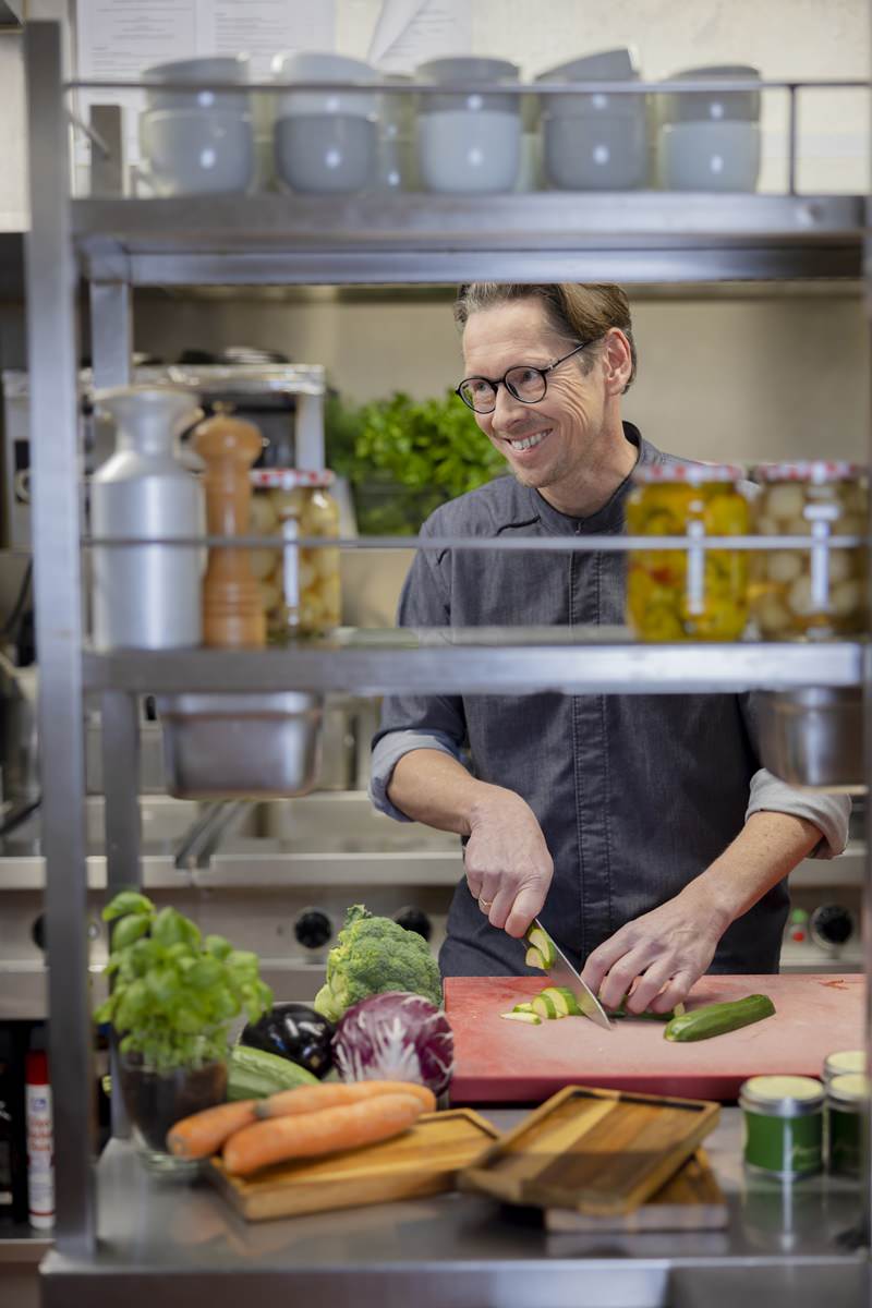 Koch und Restaurant Inhaber Frajo Stappen beim Gemüse schneiden in der Küche | Foto: Hanna Witte