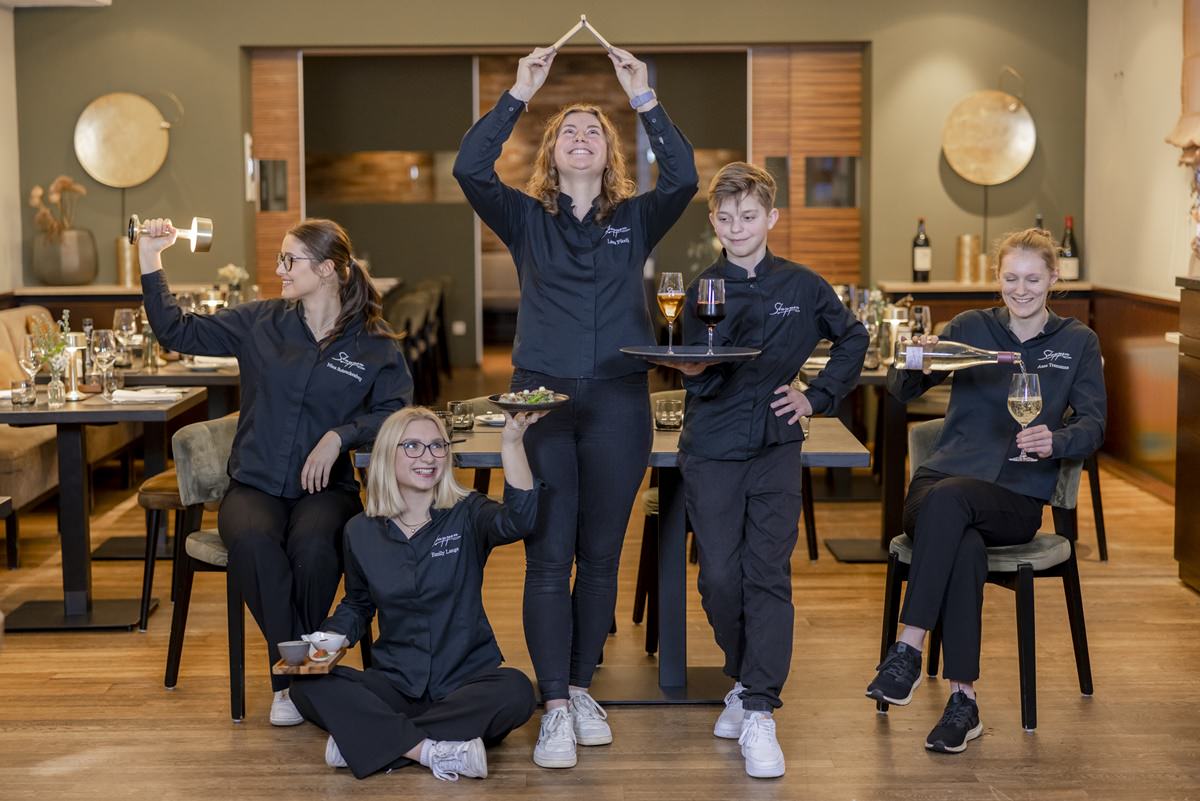 das Service Team von Restaurant Stappen posiert für ein lustiges Teamfoto | Foto: Hanna Witte