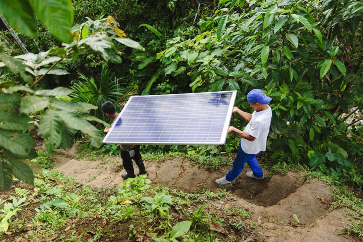 indigene Völker bauen mit der Hilfsorganisation LOVE FOR LIFE eine Solar-Anlage | Foto von NGO Fotografin Hanna Witte
