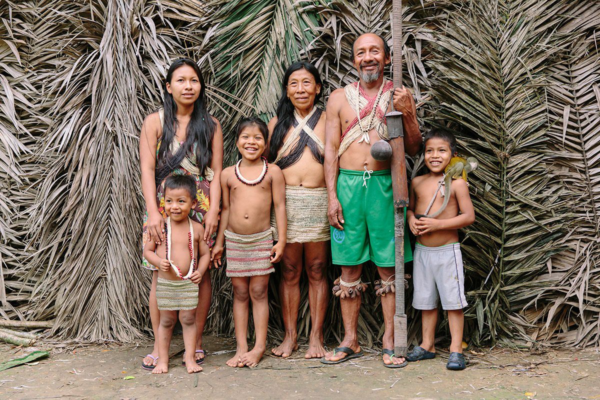 Portrait einer indigenen Familie in ihrem Dorf in Ecuador | Foto von NGO Fotografin Hanna Witte