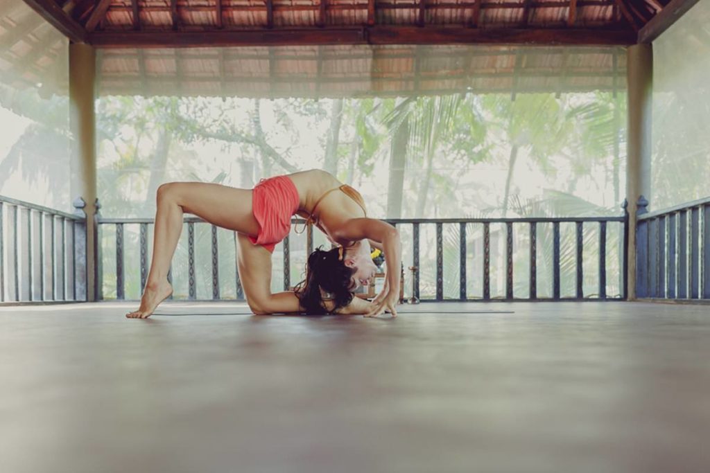 Foto von einer Frau bei einem Yoga Asana in einem Pavillon in Goa | Foto: Hanna Witte