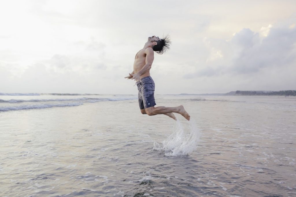 Foto von einem Mann bei einem Sprung im Meer von Goa | Foto: Hanna Witte