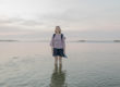 Fotografin Hanna Witte steht im Wasser