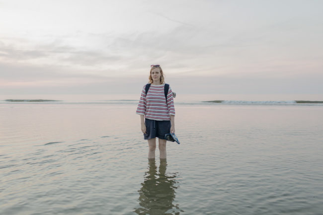 Hanna-Witte-Portrait-Reportage-Fotografie-001 Fotografin Hanna Witte steht im Wasser