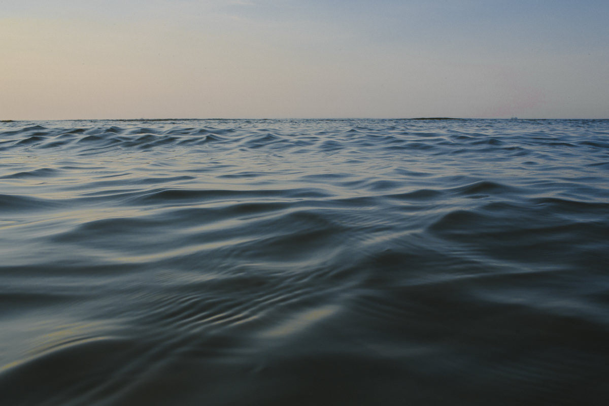 dunkelblaues Meer mit leichten Wellen | Foto: Hanna Witte
