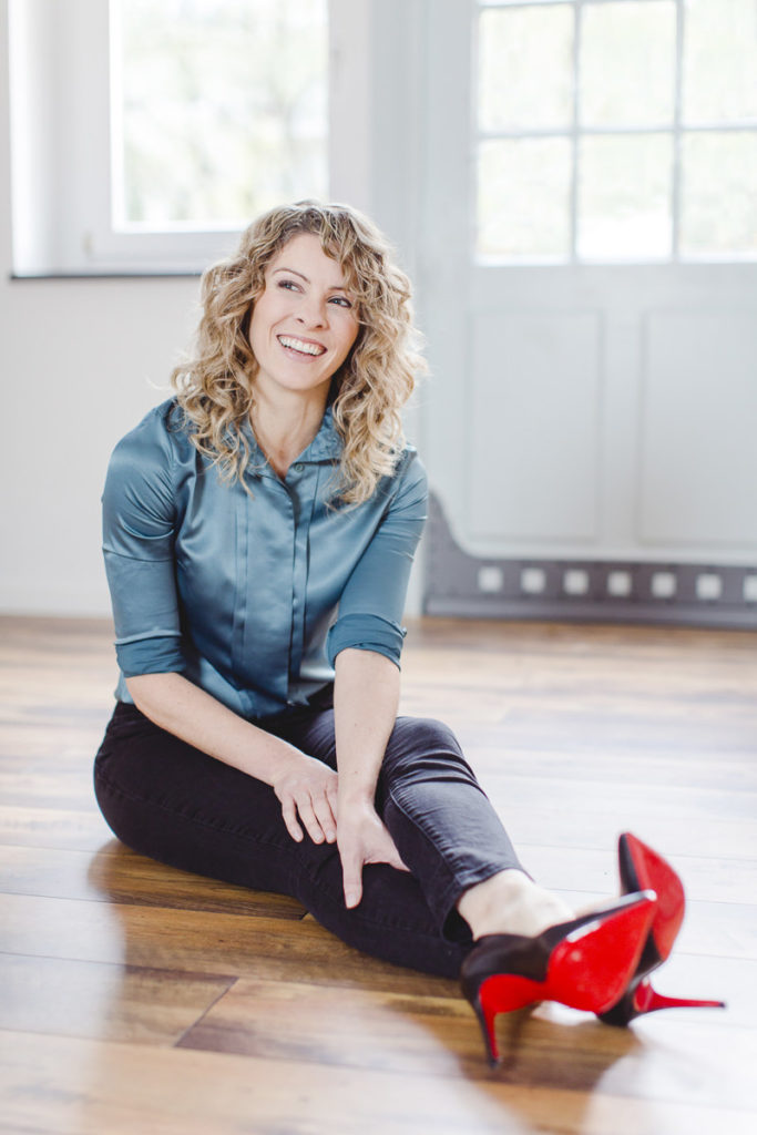 Strahlendes Portraitfoto von Yogalehrerin Alexandra Harfield