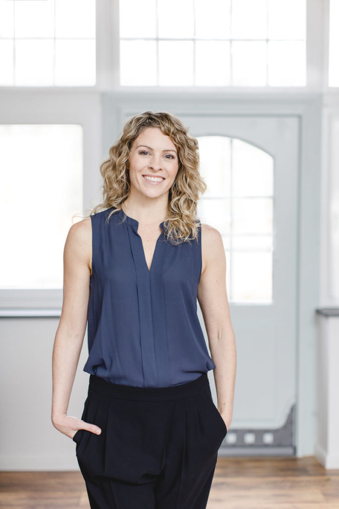 Fröhliches Portraitfoto von Yogalehrerin Alexandra Harfield