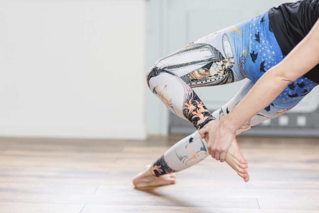 Portraitbild von Yogalehrerin Alexandra Harfield bei einer Yogaübung