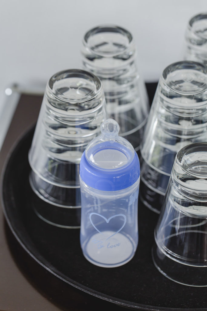 Babyflasche zwischen Gläsern
