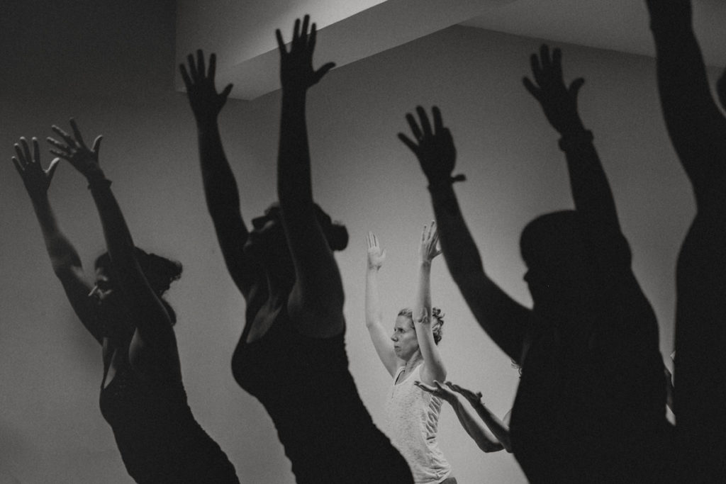 schwarz-weiss Foto eines Yogakurses bei der Yoga Conference Germany 2018