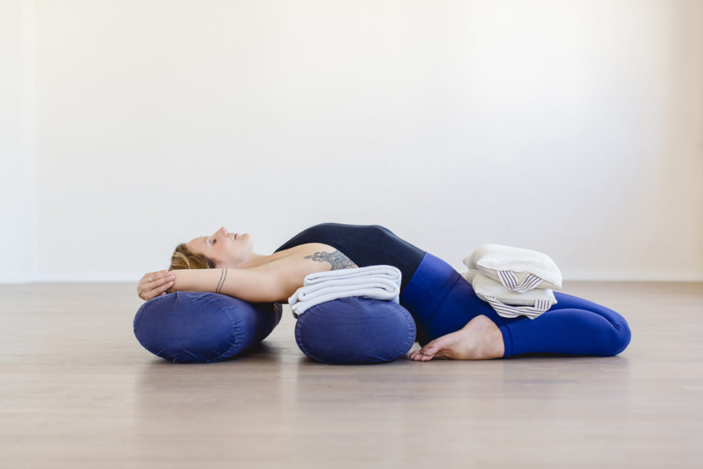 Yogafoto von Yogacoach Daniela Kourtidis bei einer Yoga Übung