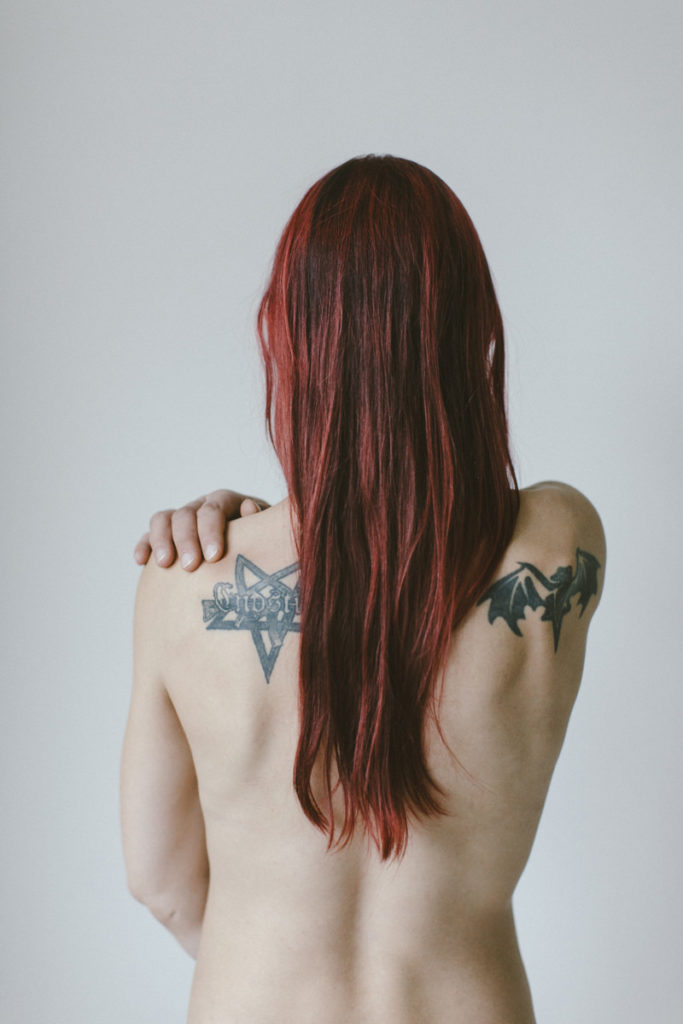 Portraitfoto mit Rückenaufnahme einer tätowierten Frau