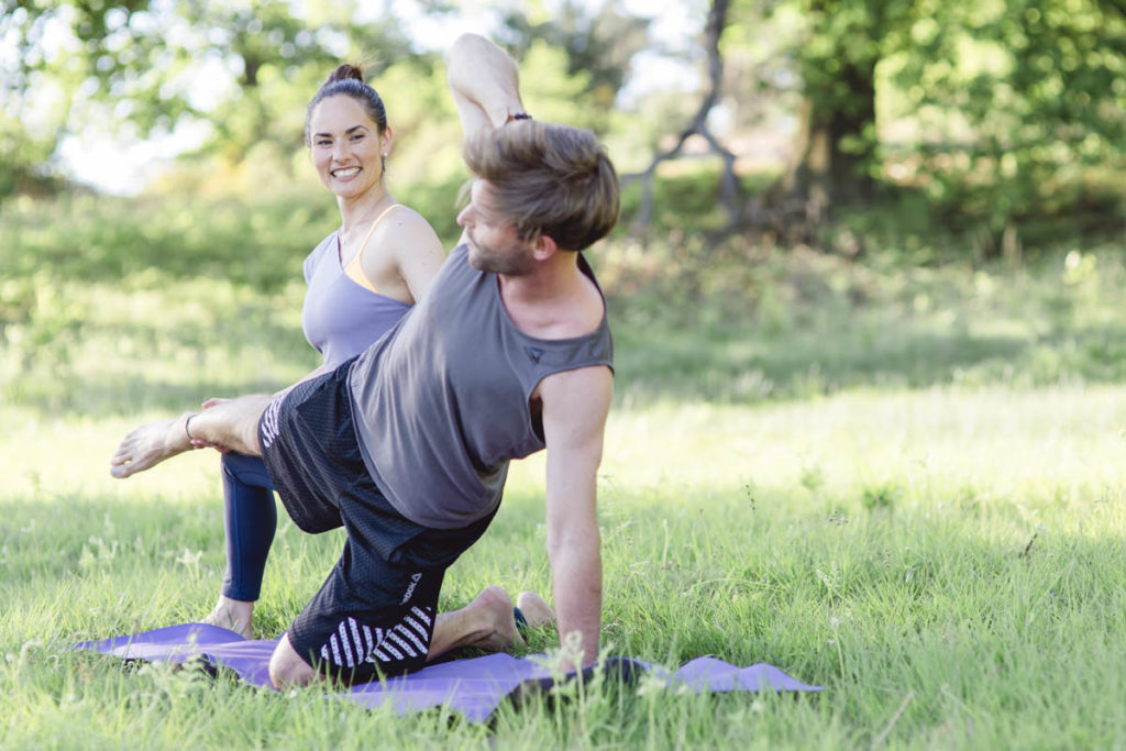 Yogafoto von Yogalehrerin Tarsia Tharun mit einem Schüler bei einer Übung