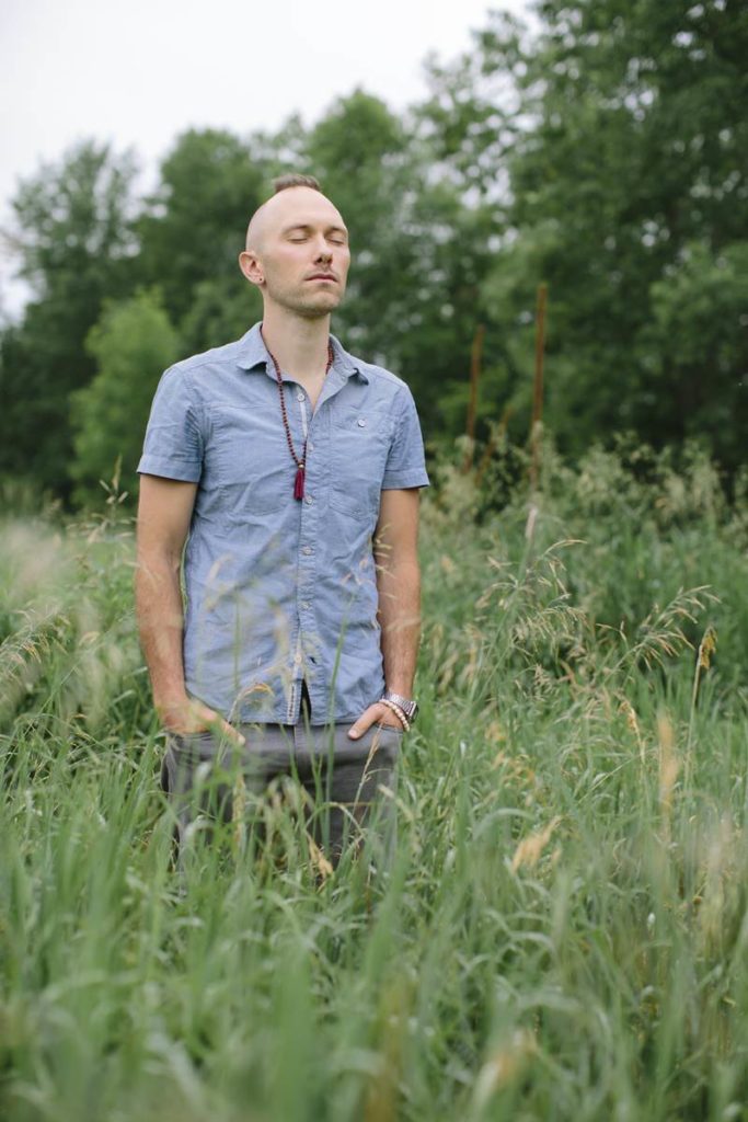 Portraitfoto von Musiker East Forest auf einer Wiese