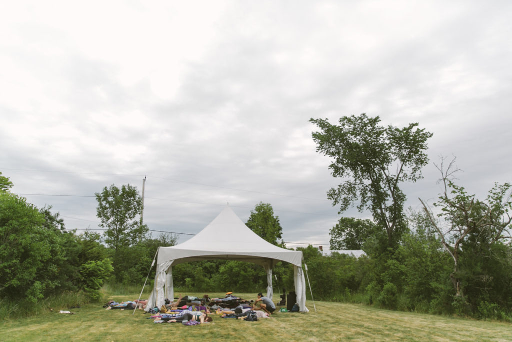 Foto eines Yogakurses beim The Groove Yoga Festival in Kanada