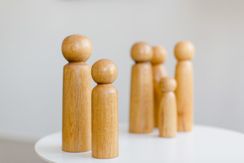 Imagefoto von Holzfiguren einer Psychotherapeutin