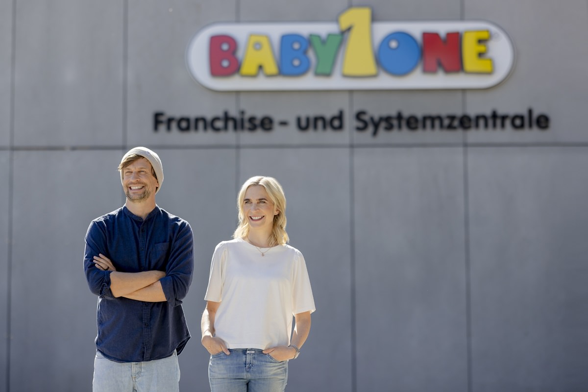 outdoor Business Portrait von zwei Geschäftsführern vor der BabyOne Firmenzentrale | Foto: Hanna Witte