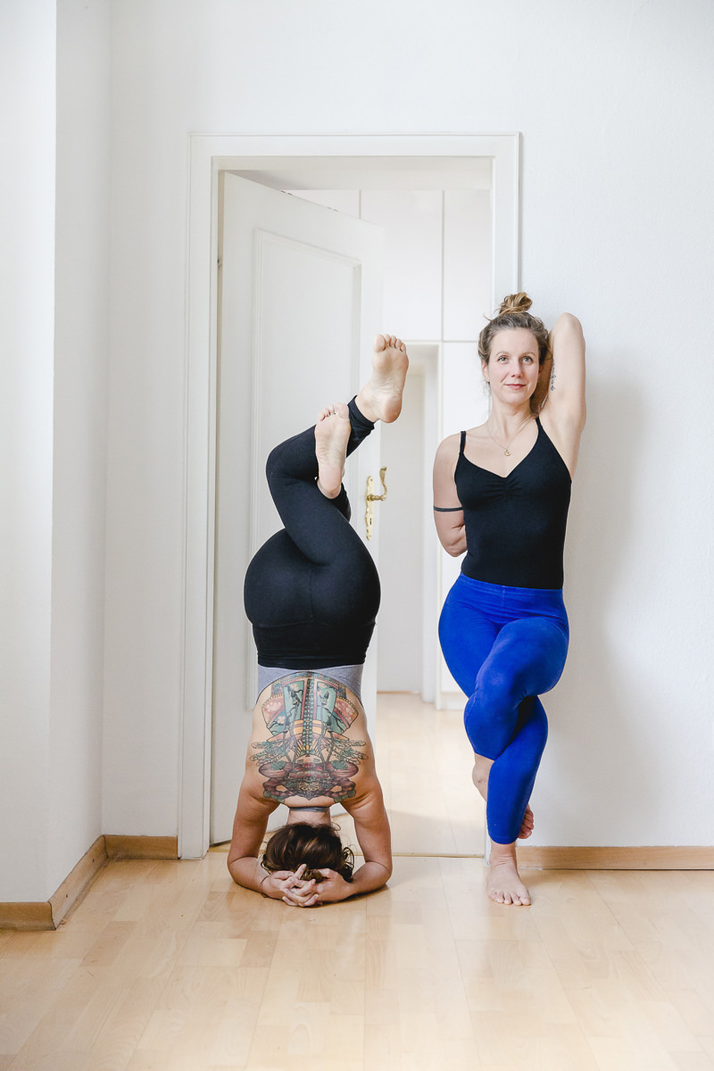 Foto von 2 Yogalehrerinnen, die Yoga Asanas machen