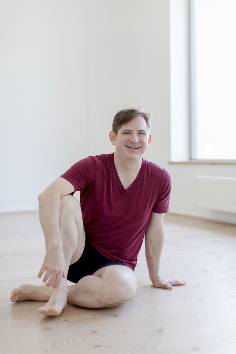 freundliches Portrait Foto eines Yoga Lehrers in seinem Yoga Studio
