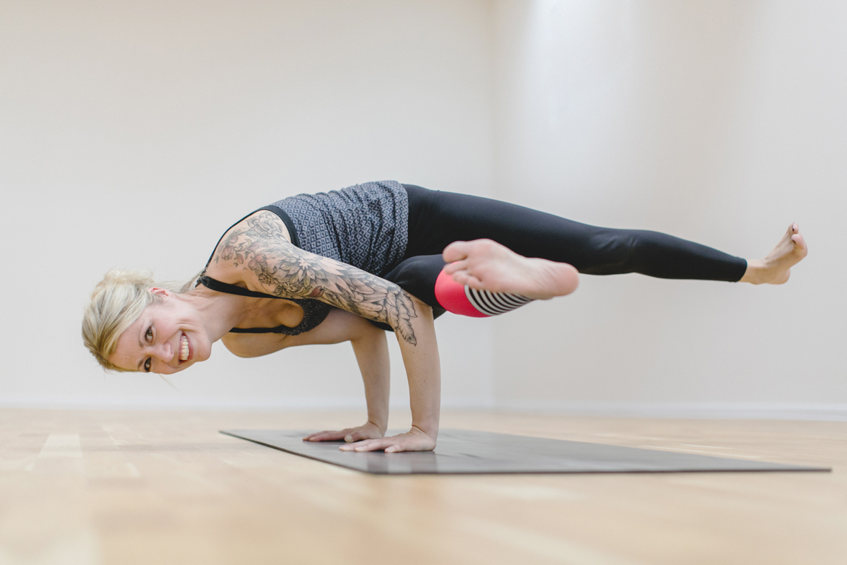 Yoga Lehrerin eines Yoga Studios in Neuss bei einer Yogaübung