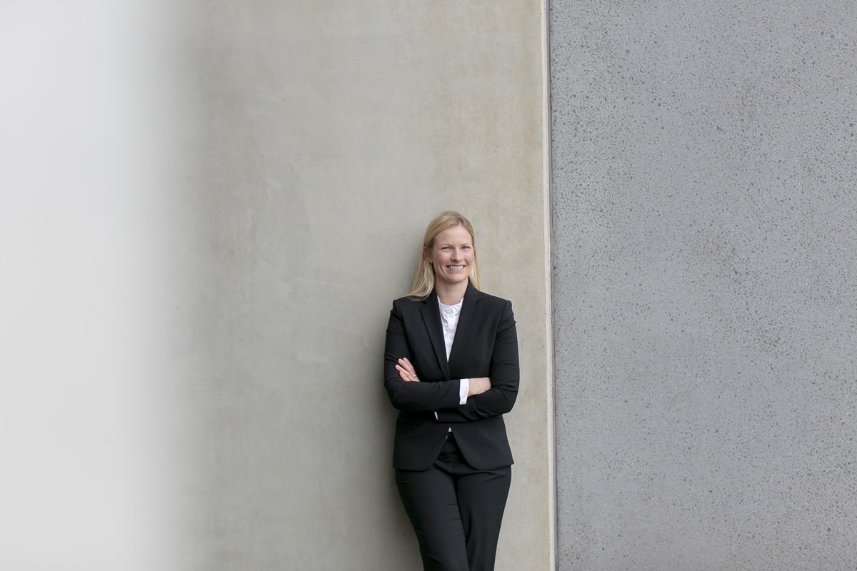 natürliches Business Portraitfoto einer jungen Frau fotografiert von Hanna Witte aus Köln