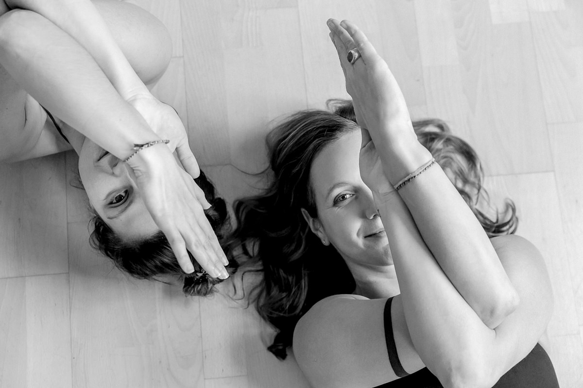 schwarz weiss Portrait von 2 Yoga Lehrerinnen