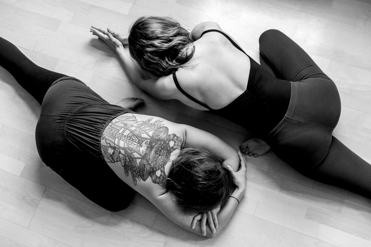 schwarz weiss Portrait von 2 Yogalehrerinnen bei einer Yogaübung