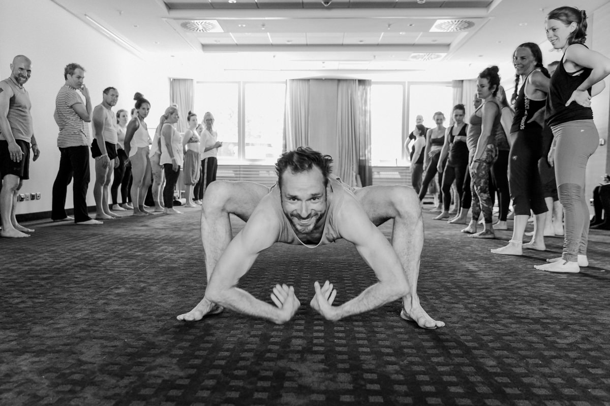 Dwayne Holliday in Yoga Stellung bei seinem Kurs auf der Yoga Conference Germany 2019