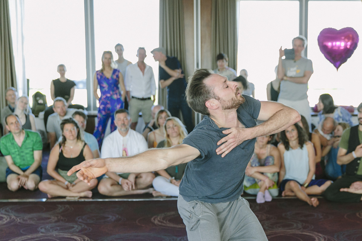 Dwayne Holliday tanzt auf der Yoga Conference Germany 2019