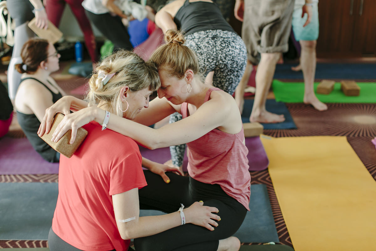 Kursteilnehmerinnen umarmen sich auf der Yoga Conference Germany 2019