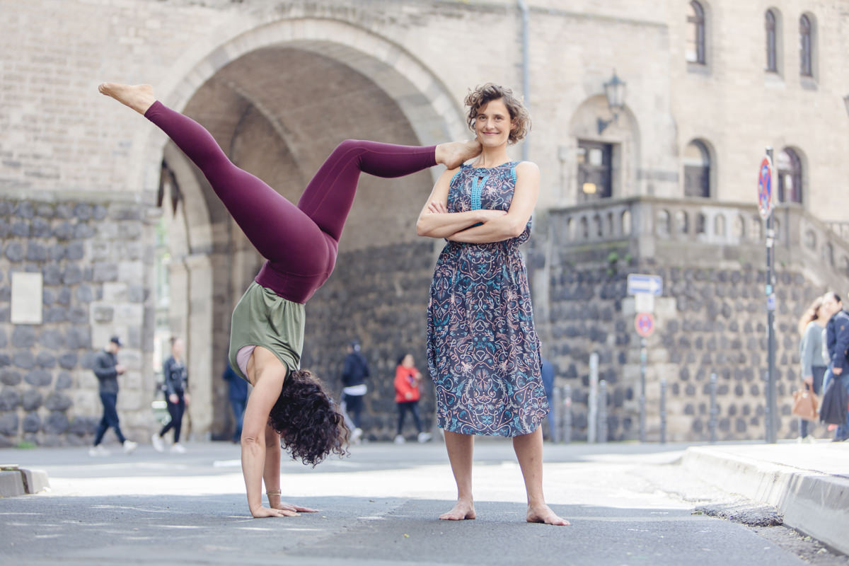 Outdoor Yoga Foto von 2 Yogalehrerinnen in der Innenstadt von Köln