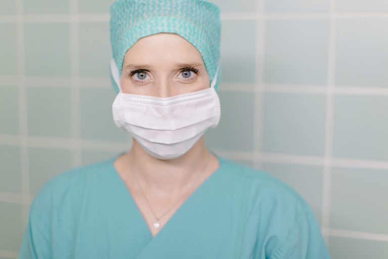 Portraitfoto der plastischen Chirurgin Dr. Pirkko Schuppan aus Köln in OP Kleidung