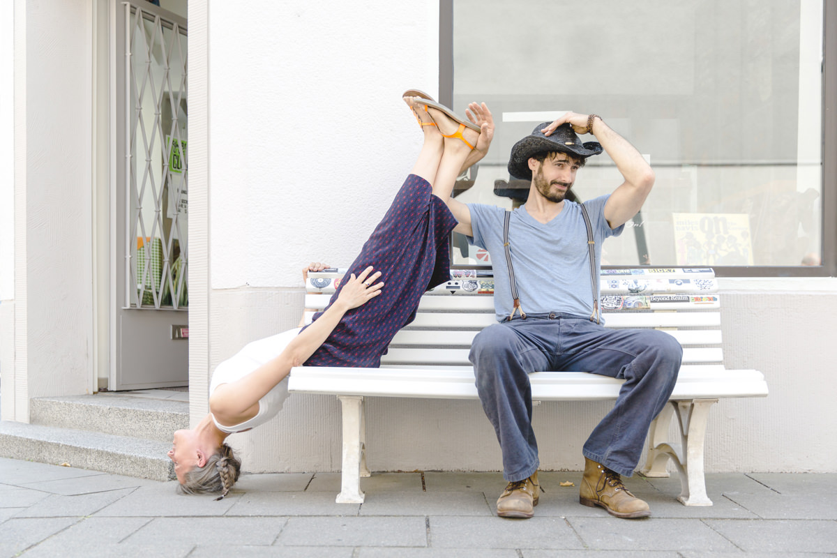 lustiges Yoga Paarfoto auf einer Bank in Köln
