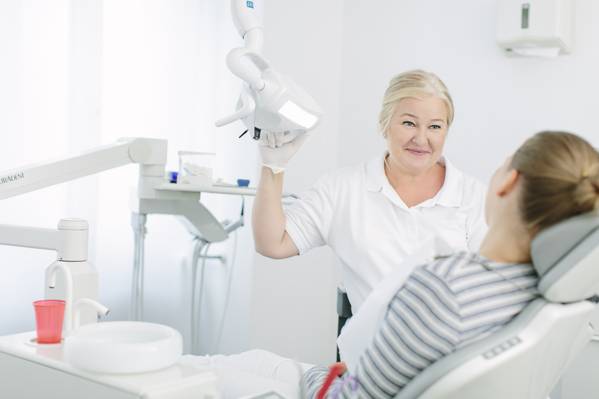 Foto einer Zahnärztin bei der Untersuchung einer Patientin